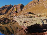 48 Bello specchiarsi dal roccione nel lago, ma con attenzione